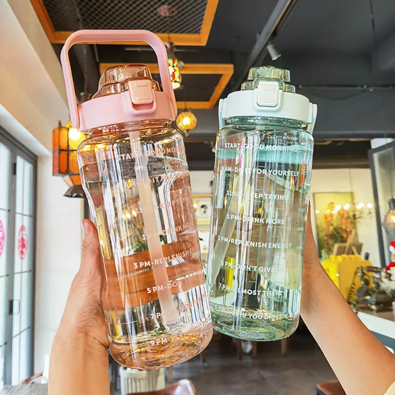 ストロー付き2リットルポータブルスポーツウォーターボトル、大 - Outdoor Sport Field のレビューと価格